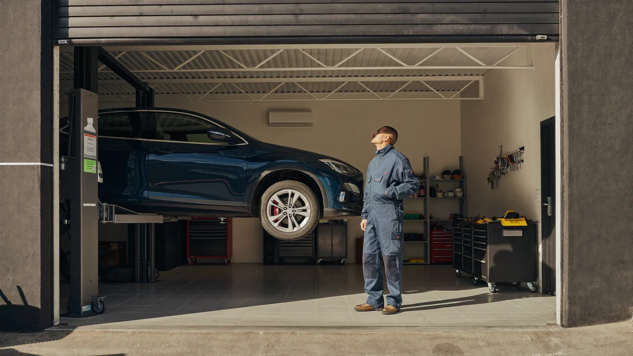Illustration einer aufgeräumten Autowerkstatt mit angehobenem Fahrzeug und Mechaniker bei der Kontrolle